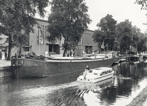 405949 Gezicht op de Stadsbuitengracht te Utrecht, met een rondvaartboot van Ratax en het binnenvaartschip Maya. Op de ...